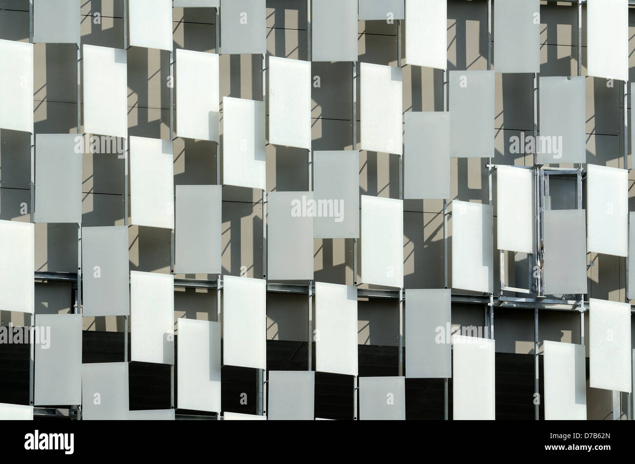 Fassade mit "Pixel" Sonnenblenden, Fensterjalousien oder Tafeln des FRAC Art Museum oder der Kunstgalerie (2013) von Kengo Kuma Marseille Provence France Stockfoto