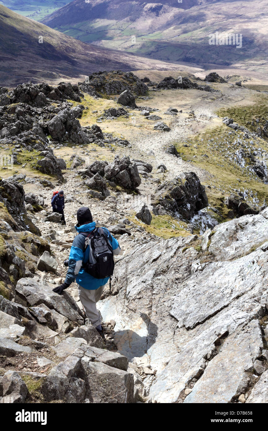 Ein Walker absteigend auf dem Pony Weg auf dem walisischen Berg Cadair Idris in Snowdonia-Nationalpark, Gwynedd, Wales, April 2013 Stockfoto