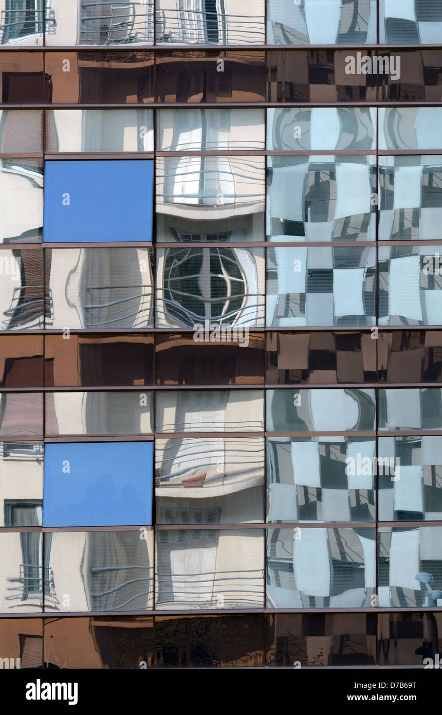 Reflexionen des FRAC Kunstmuseum im Bürogebäude im französischen Marseille Euromediterranée Geschäftsviertel verzerrt Stockfoto