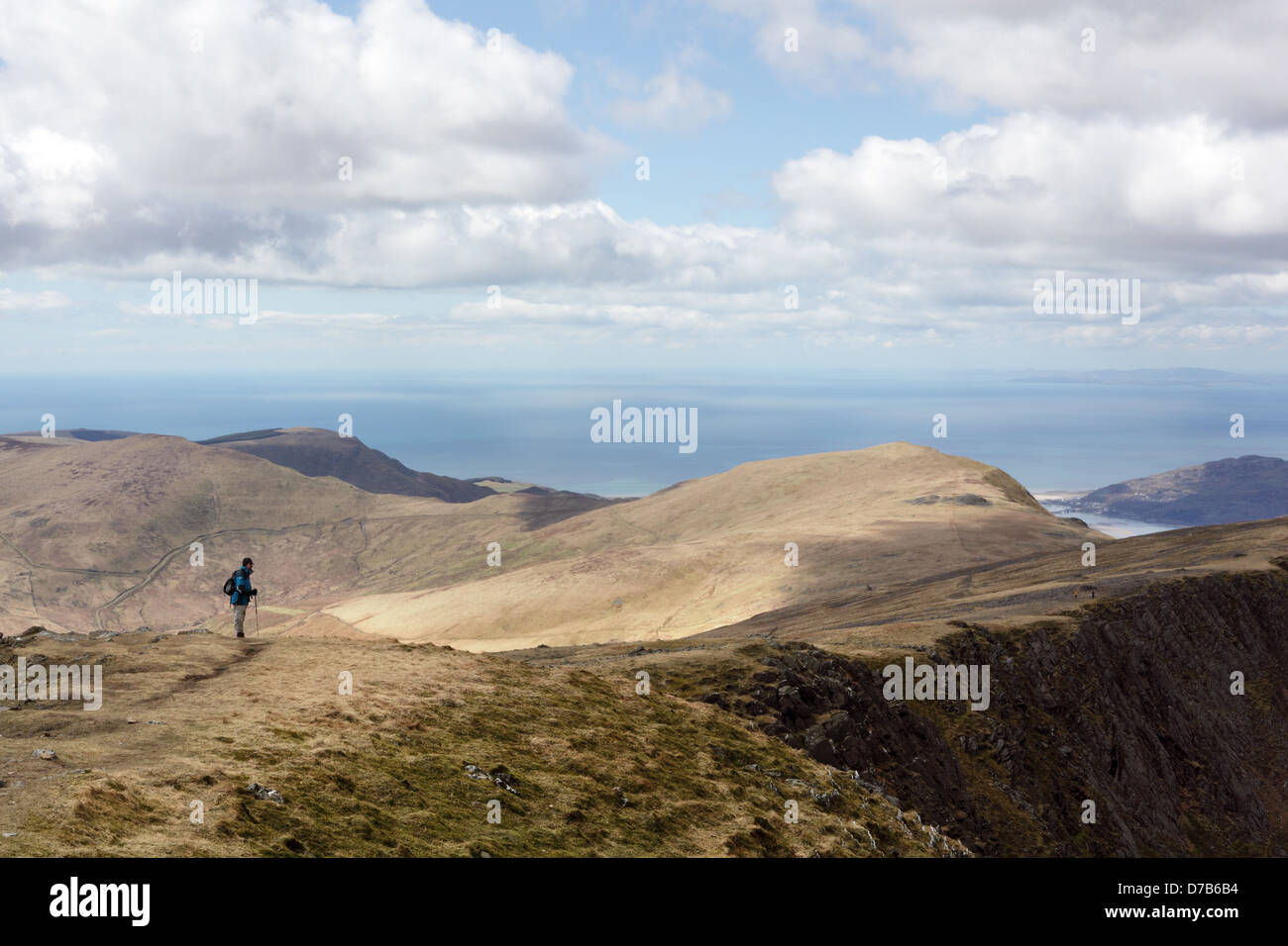 Ein Wanderer auf dem Pony Weg auf dem walisischen Berg Cadair Idris in Snowdonia-Nationalpark, Gwynedd, Wales, April 2013 Stockfoto