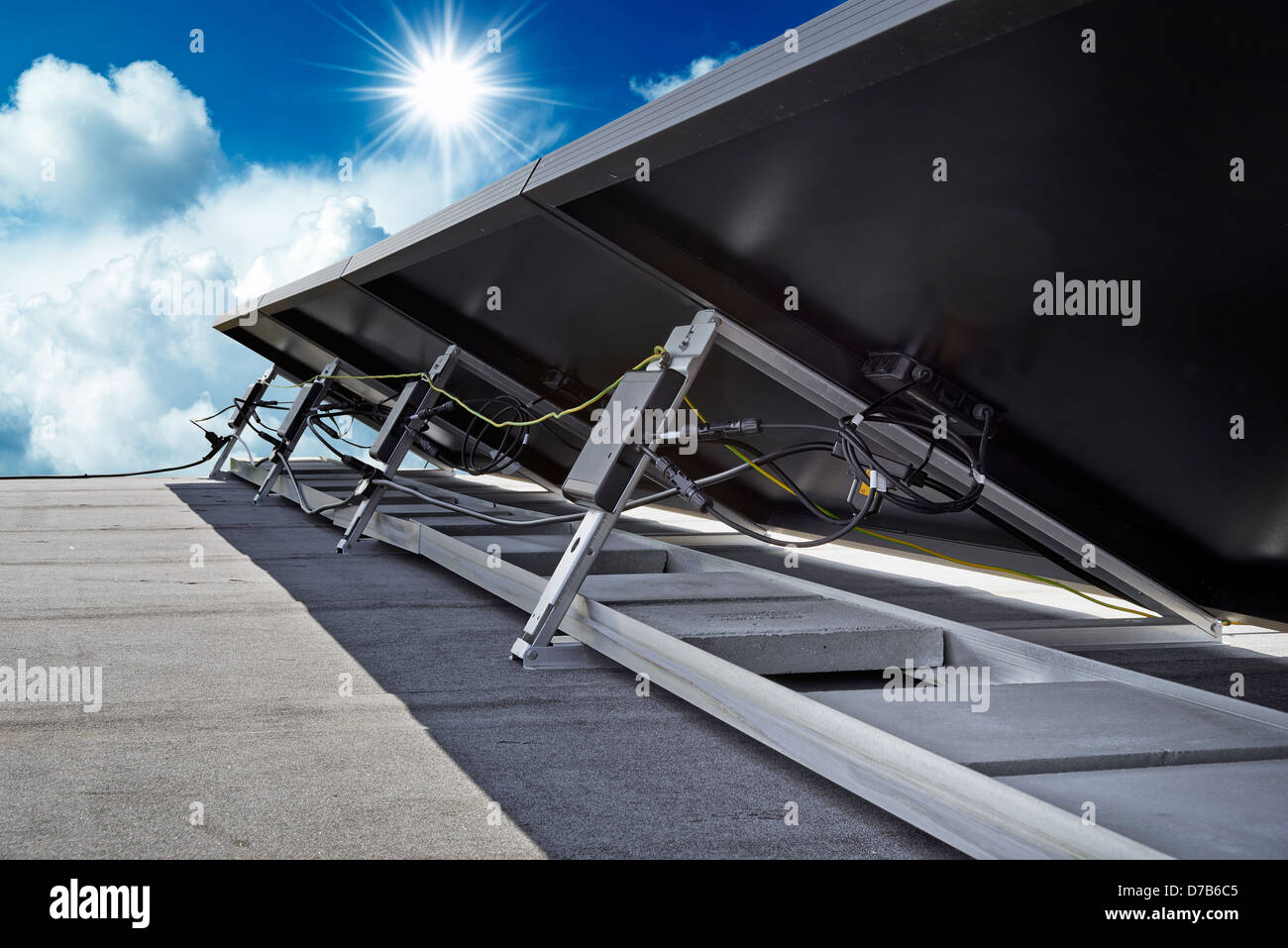 Ein Blick auf die Rückseite aus einer Reihe von Sonnenkollektoren auf dem Dach. Clipping-Pfad Stockfoto