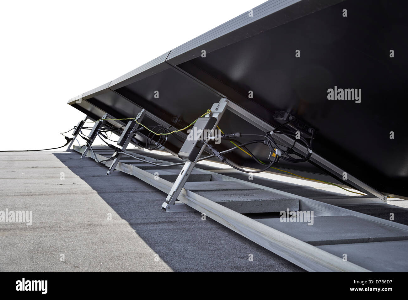 Ein Blick auf die Rückseite aus einer Reihe von Sonnenkollektoren auf dem Dach. Clipping-Pfad Stockfoto