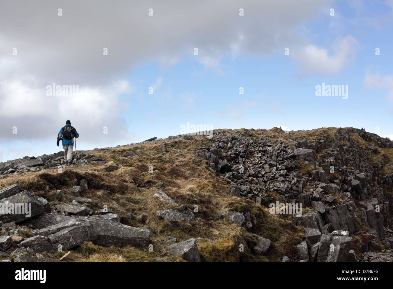 Ein Walker aufsteigend auf dem Pony Weg auf dem walisischen Berg Cadair Idris in Snowdonia-Nationalpark, Gwynedd, Wales, April 2013 Stockfoto