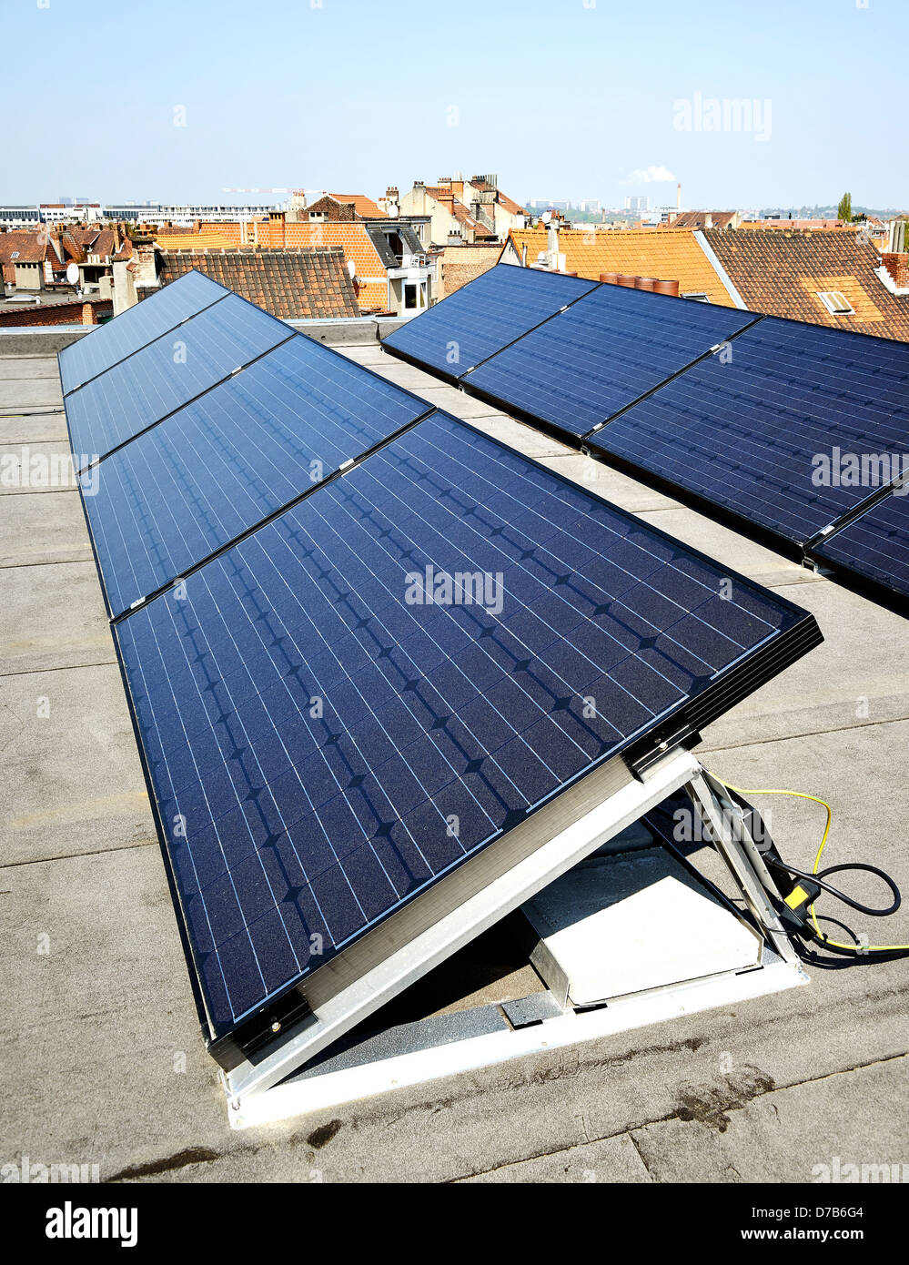 Sonnenkollektoren auf dem Gebäudedach Stockfoto