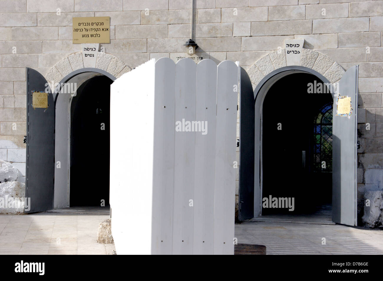 getrennte Eingänge für Männer und Frauen an Rabbi Yonatan Ben Uziel Friedhof, Amuka, Galiläa Stockfoto