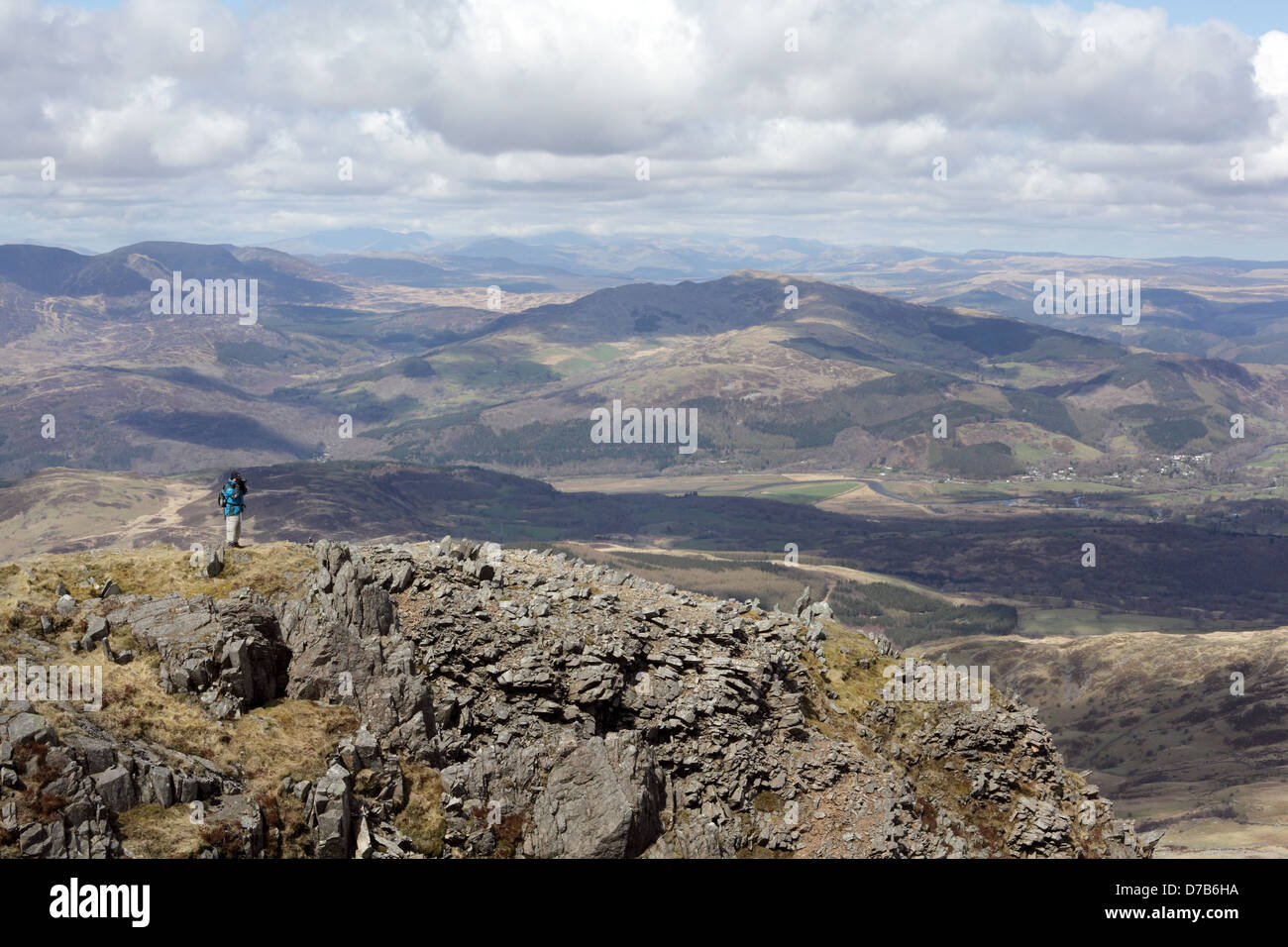 Ein Wanderer auf dem Pony Weg auf dem walisischen Berg Cadair Idris in Snowdonia-Nationalpark, Gwynedd, Wales, April 2013 Stockfoto
