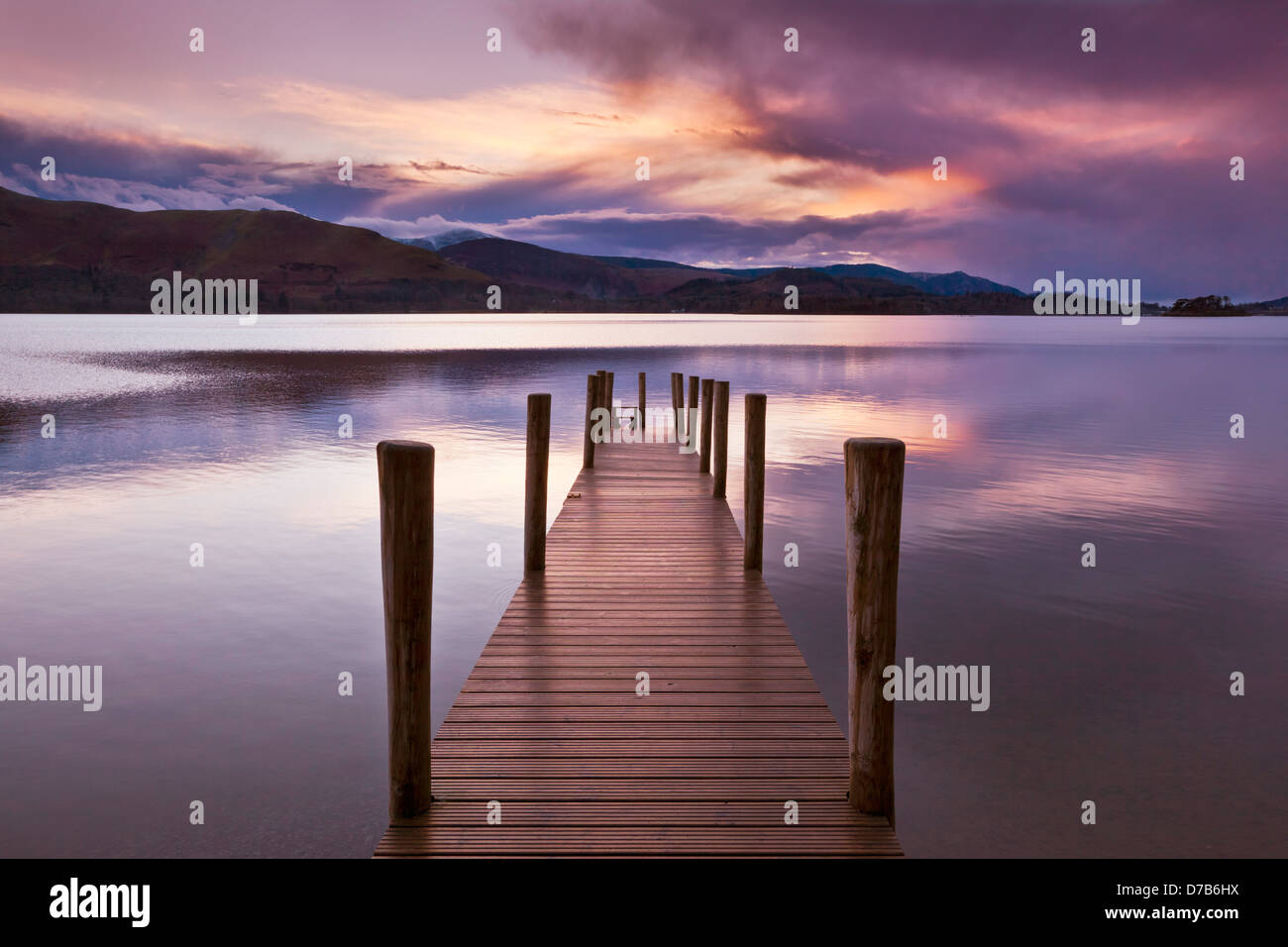 Fähranleger am Derwent Water bei Sonnenuntergang Borrowdale in der Nähe von Keswick Seenplatte Cumbria England UK GB UK Europe Stockfoto