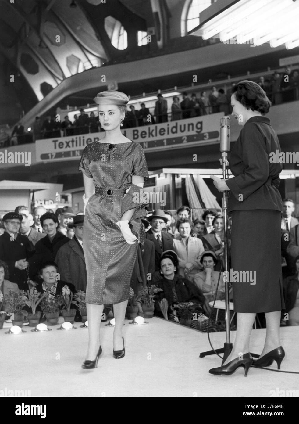 Ein Modell stellt eine Kleid aus neue Textilien aus Farbwerke Hoechst bei einer Modenschau im Frühling Messe in Frankfurt Am Main am 11. März 1957. Stockfoto