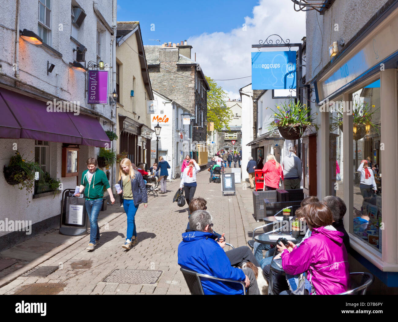 Cafés und Geschäfte im verkehrsberuhigten Zentrum von Bowness auf Windermere Cumbria Lake District England UK GB EU Europa Stockfoto