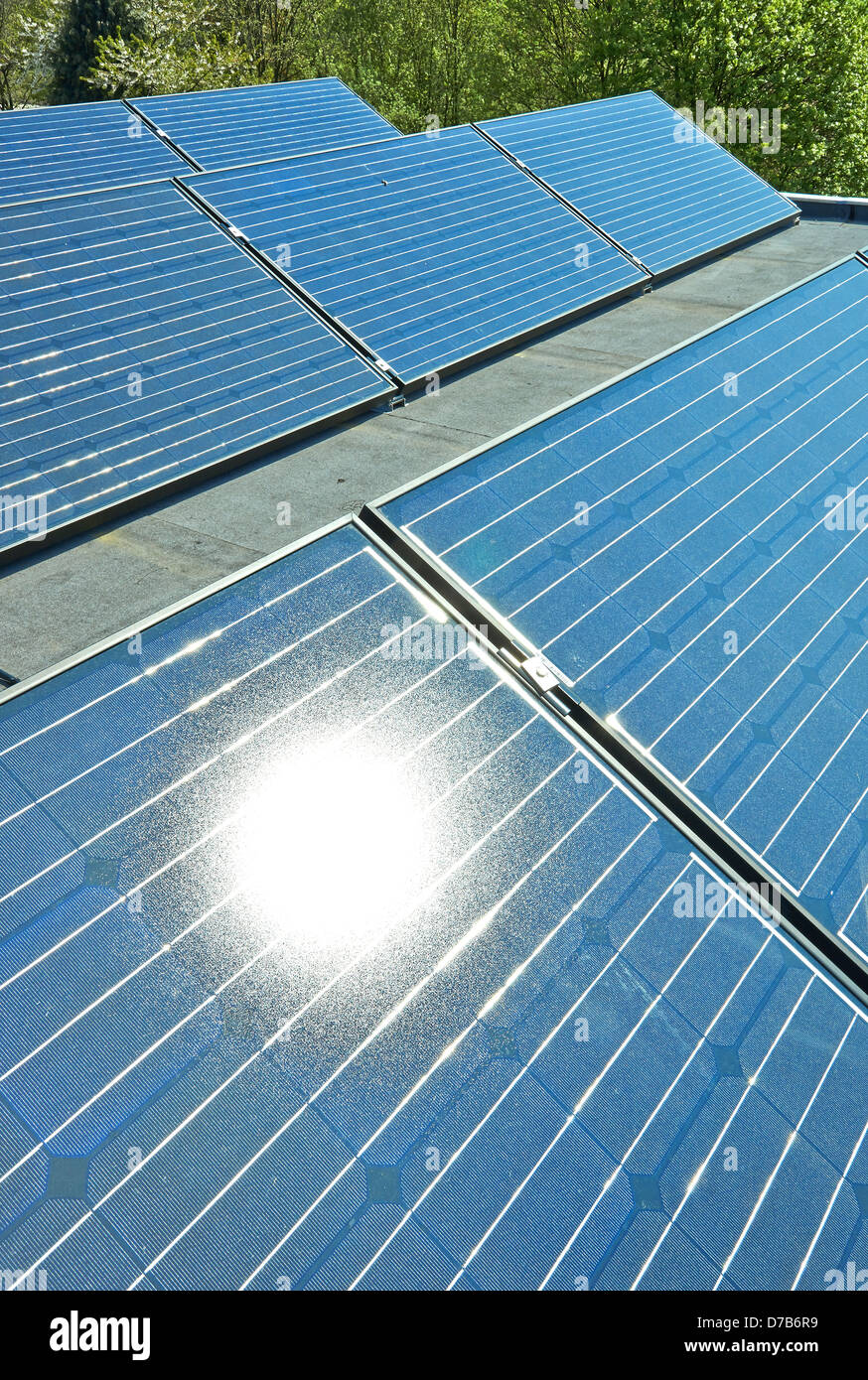 Sonnenkollektoren auf dem Gebäudedach Stockfoto