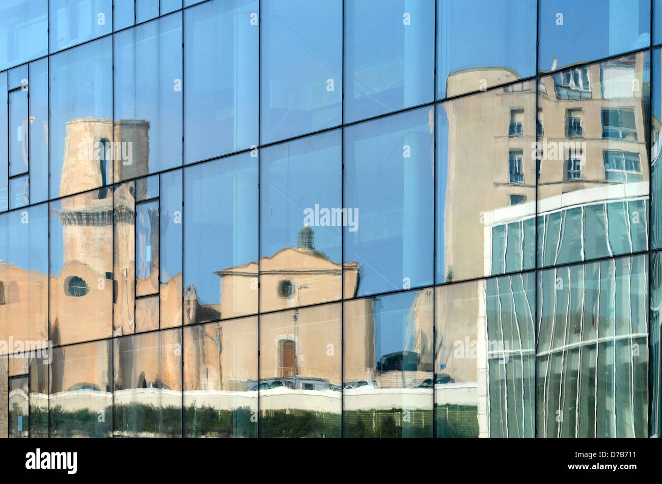 Kirche Saint-Laurent und Villa Mediterranée spiegeln sich im MUCEM-Museum wider, das von Rudy Ricciotti Marseille Provence France entworfen wurde Stockfoto
