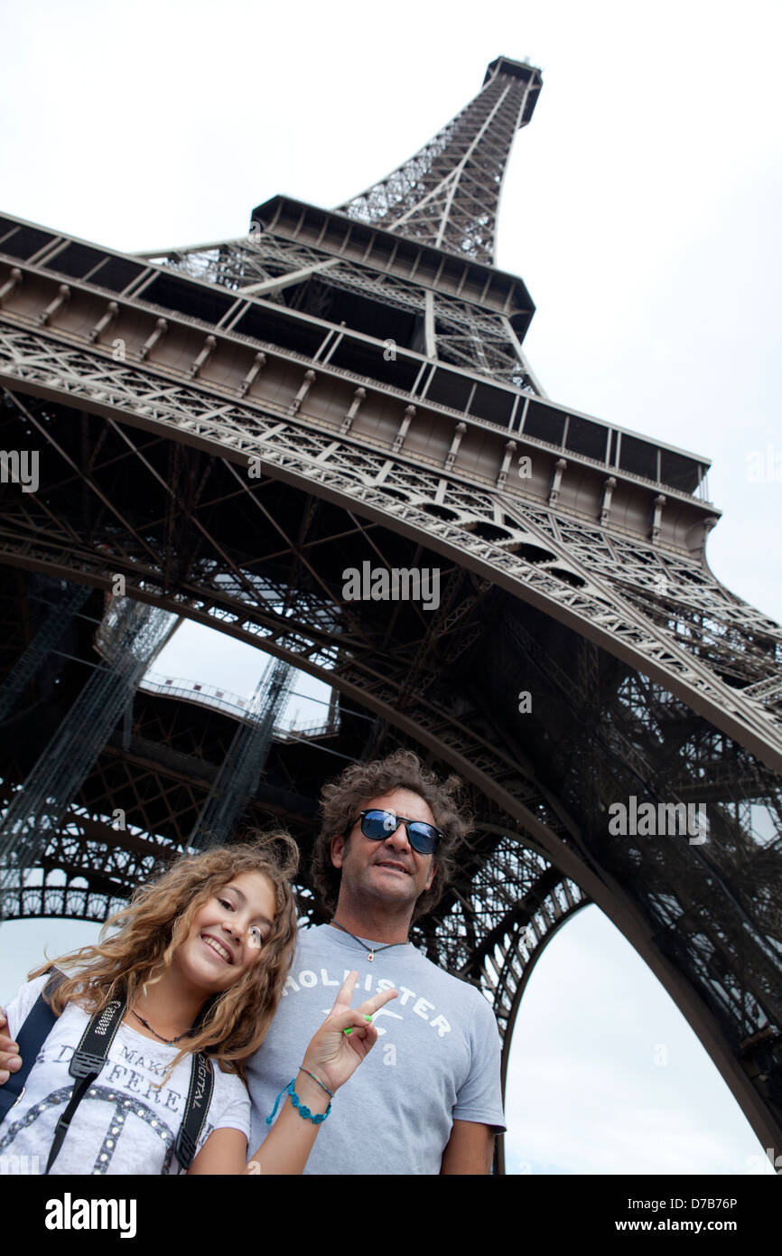 Touristen unter dem Eiffelturm in Paris, Frankreich Stockfoto
