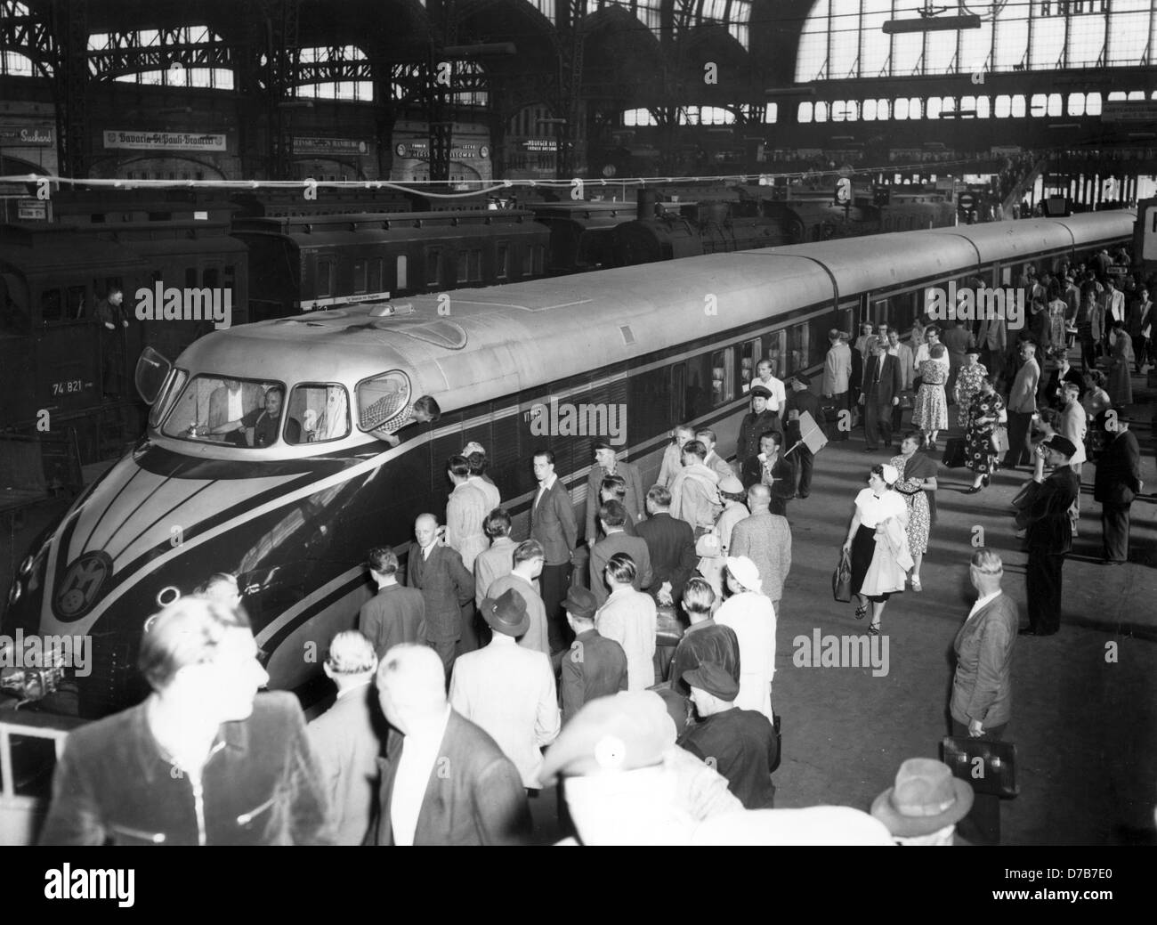 Reisenden stehen auf einer Plattform in Hamburg Hauptbahnhof, einen Blick auf den stromlinienförmigen Zug der Deutschen Bahn, die für eine Probefahrt von Flensburg bis Basel geht.    Foto: Gerd Herold +++(c) Dpa - Bericht +++ Stockfoto