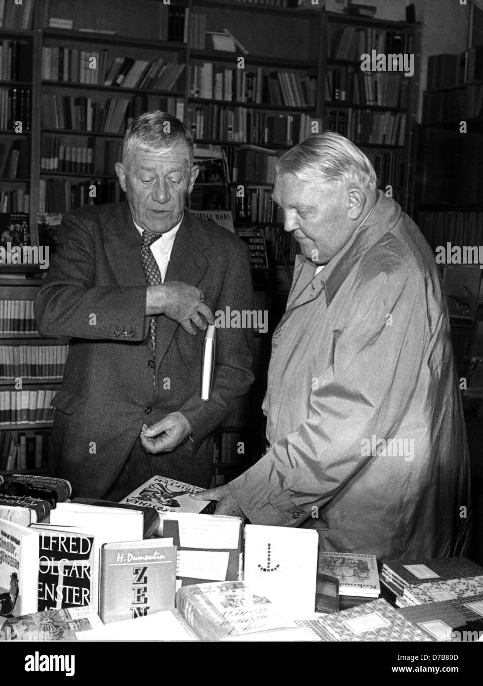 Wirtschaftsminister Ludwig Erhard (r) trifft österreichische Maler Oskar Kokoschka am 6. März 1959 während seines Urlaubs in Freiburg. Stockfoto