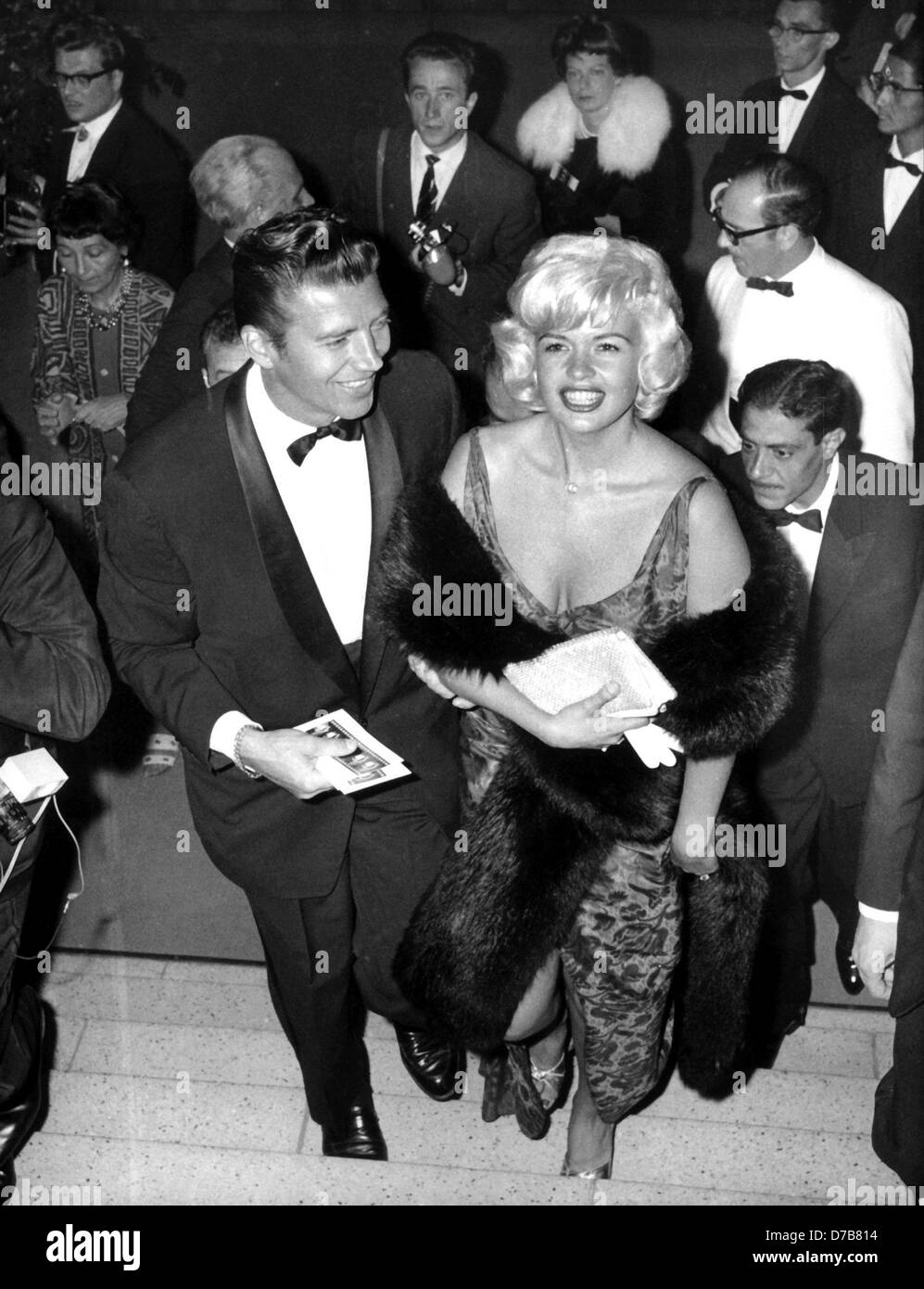 Hollywoodstar Jayne Mansfield und ihr Ehemann Mike Hagerty kommen bei der Eröffnungsfeier des 11. internationalen Film Festival im Juni 1955 in Berlin. Stockfoto