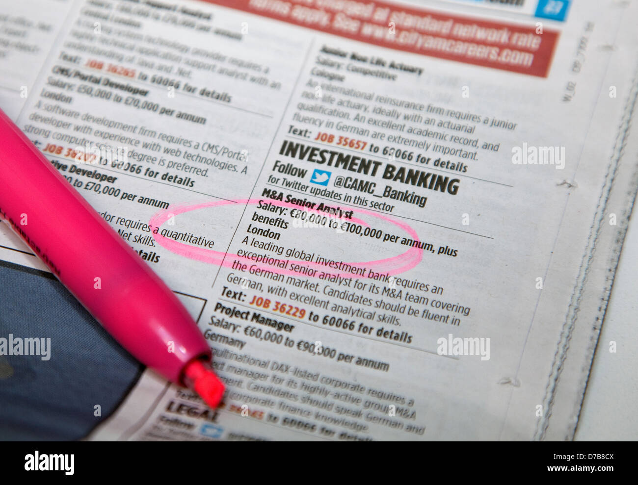 Zeitungsanzeigen für Jobs im Investment Banking, London Stockfoto