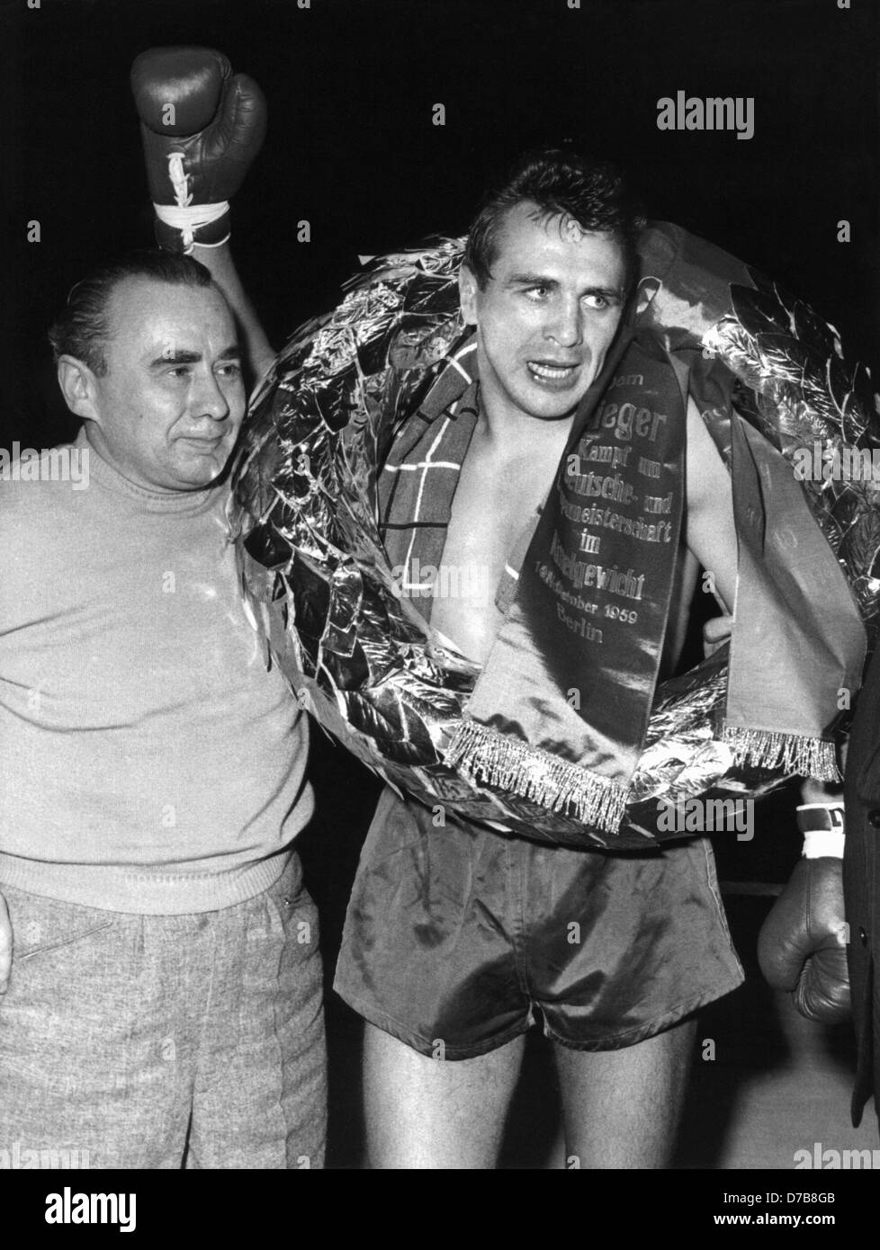 Boxer Bubi Scholz (r) hebt seine Hand nach seinem Sieg der Europameisterschaft am 14. November 1959. Links von ihm sein Trainer Lado Taubeneck. Scholz wird 70 am 12. April 2000. Er beendete seine Karriere im Jahr 1965. Es wurde im Jahr 1998 bekannt, die er an der Alzheimer-Krankheit leidet. Stockfoto