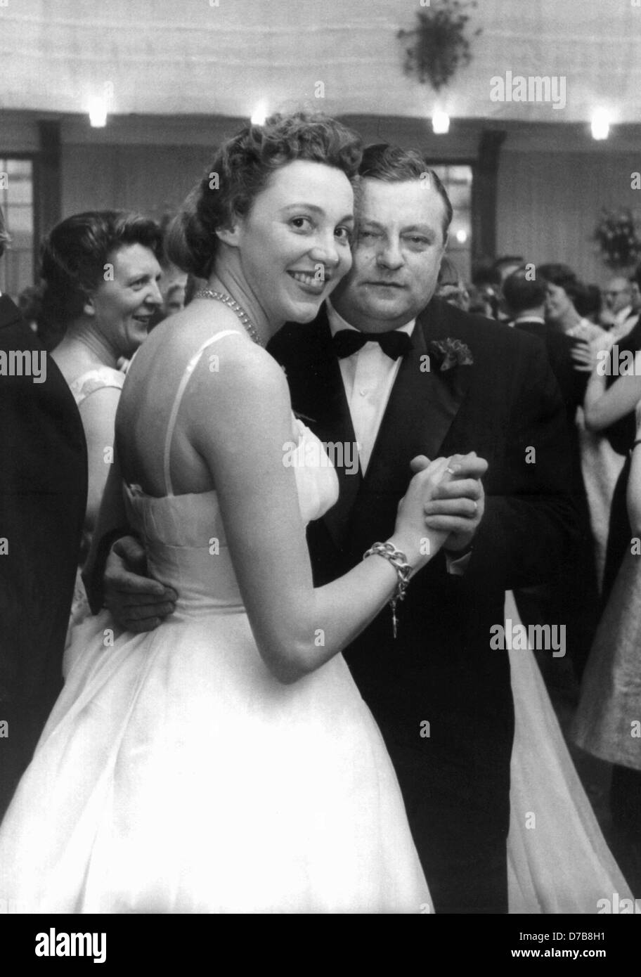 Bundesminister der Verteidigung Franz Josef Strauß (CSU) Tänze mit seiner Frau Marianne auf dem Federal-Medien-Ball in Bad Neuenahr am 9. November 1957. Stockfoto