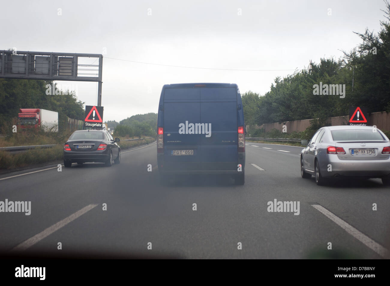 Schwarzer Rauch aus Auspuff Stockfotografie - Alamy