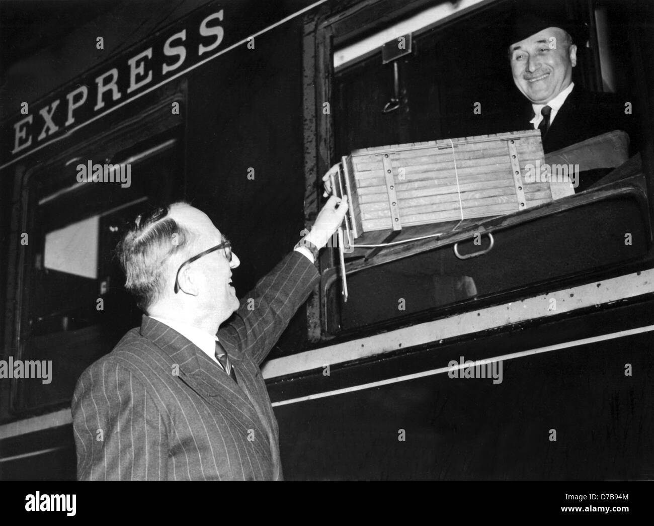 Französische Leiter der wirtschaftlichen Planung Jean Monnet (r) erhält eine Schachtel mit Druckerschwärze von Staatssekretär Walter Hallstein (l) am 7. April 1951 als deutschen Beitrag für den Druck der Schuman-Erklärung. Stockfoto