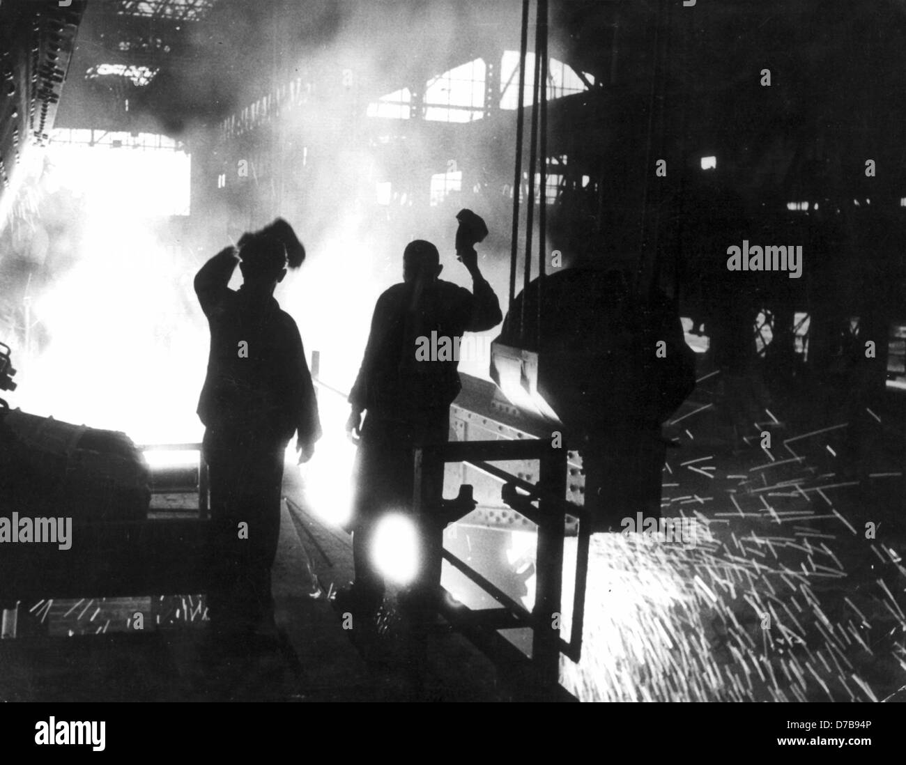Zwei Stahl-Backöfen von Siemens-Martin sind im Einsatz bei der August Thyssen Hüttenwerk von Dezember 1951 auf. Stockfoto