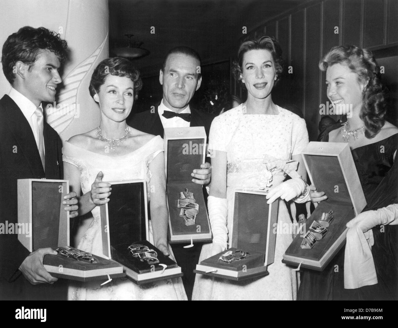 Preisträger (l-R) Horst Buchholz, Lili Palmer, Wolfgang Preiß, Adelheid Seeck und Eva Kotthaus präsentieren ihre Auszeichnung am 22. Juni 1956. Stockfoto