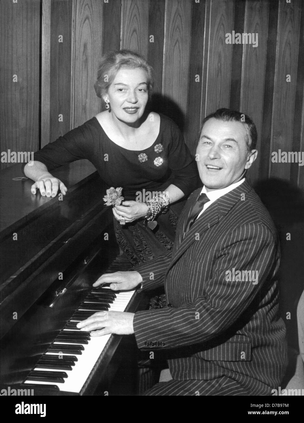 Schauspielerin und Sängerin Martha Eggerth und ihr Mann Jan Kiepura während eines Konzerts in Berlin im Januar 1960. Stockfoto