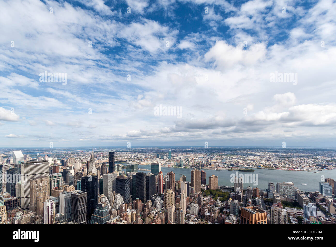 Skyline von Manhattan und weiße Wolken am blauen Himmel - Blick in Richtung Osten aus dem Empire State building Aussichtsplattform Stockfoto