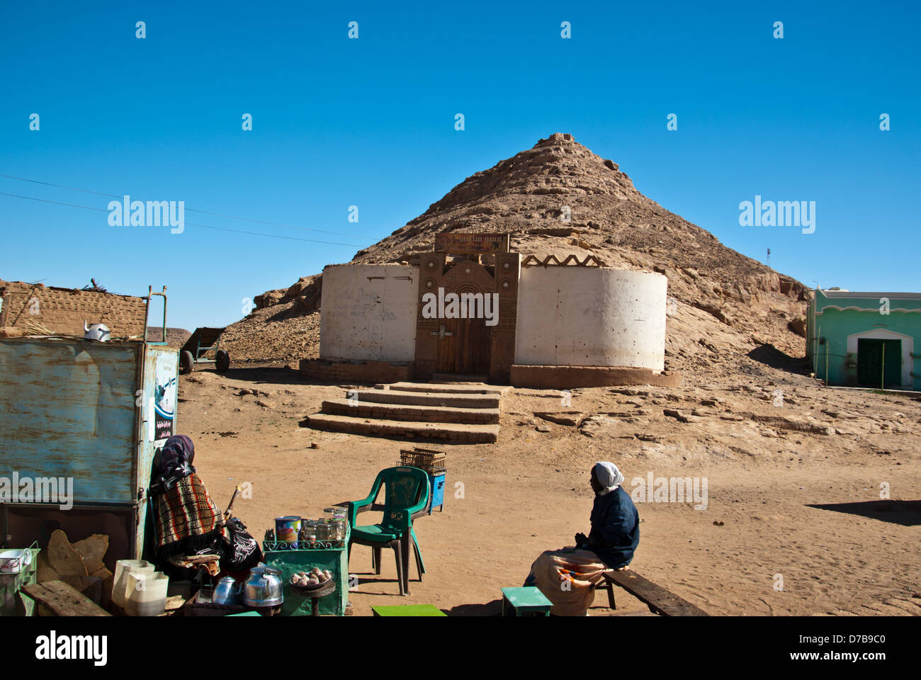 Straße von Wadi Halfa, Tee und Kaffee-Dame und ihr Client in fg, Mazar Midhat Reisebüro in bg, Nord-Sudan Stockfoto