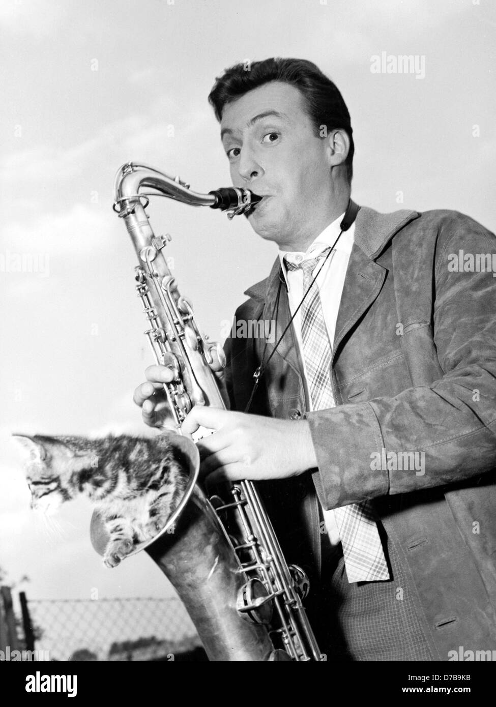 Österreichischer Sänger, Schauspieler und Entertainer Peter Alexander spielt Saxophon (undatiertes Archiv Bild). Stockfoto