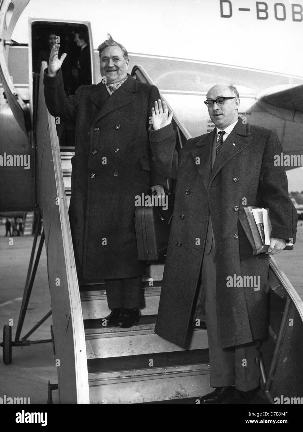 Politiker Prof. Dr. Carlo Schmid (l) und Vorsitzender der SPD-Fraktion Fritz Erler (r) kurz vor ihrer Abreise nach Moskau am Frankfurter Flughafen am 11. März 1959. Stockfoto