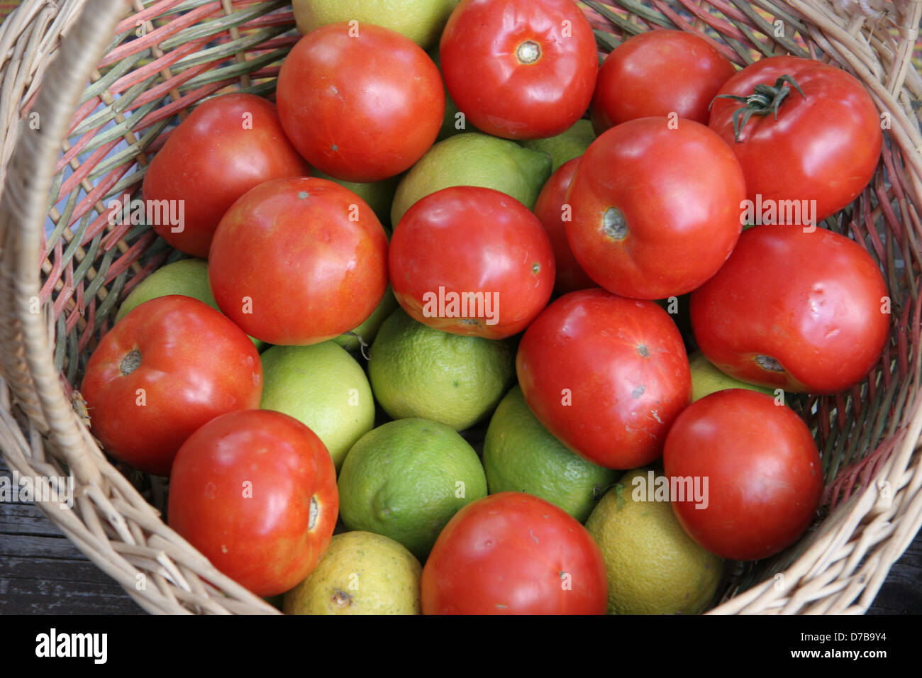 Korb mit Tomaten und Zitronen Stockfoto