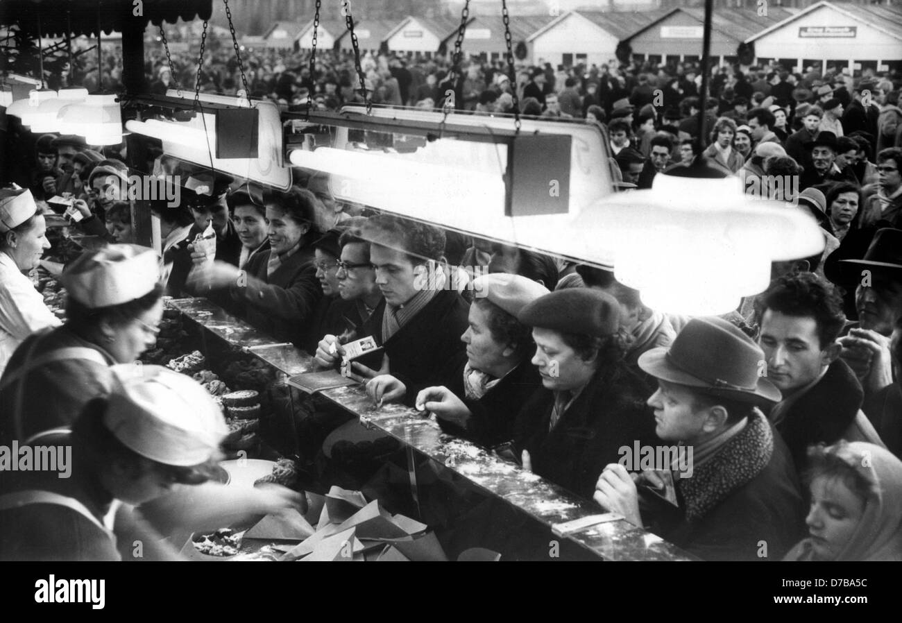Kunden warten auf ein Waffeln Stand auf einem Weihnachtsmarkt in Ost-Berlin am 29. November 1959. Der Weihnachtsmarkt verkauft nur ihre Produkte, DDR und Sowjetunion Einwohner. Stockfoto