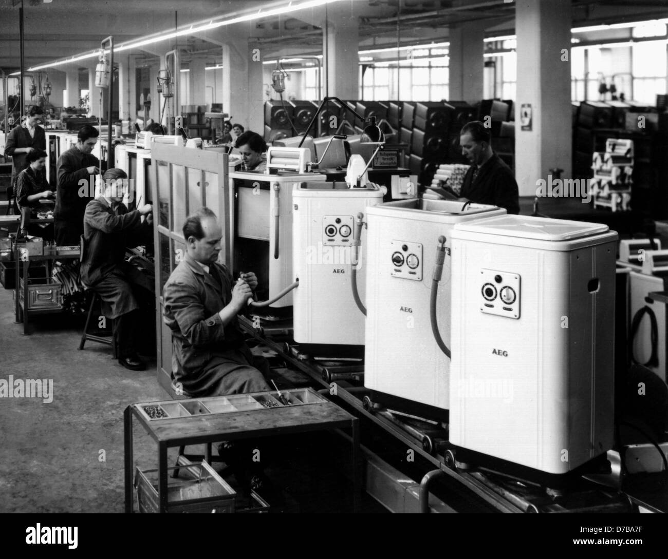 Bild von Mitarbeitern, die Montage in der AEG Waschmaschinen in den 1950er Jahren in Nürnberg (undatiertes Handout) funktioniert. Stockfoto