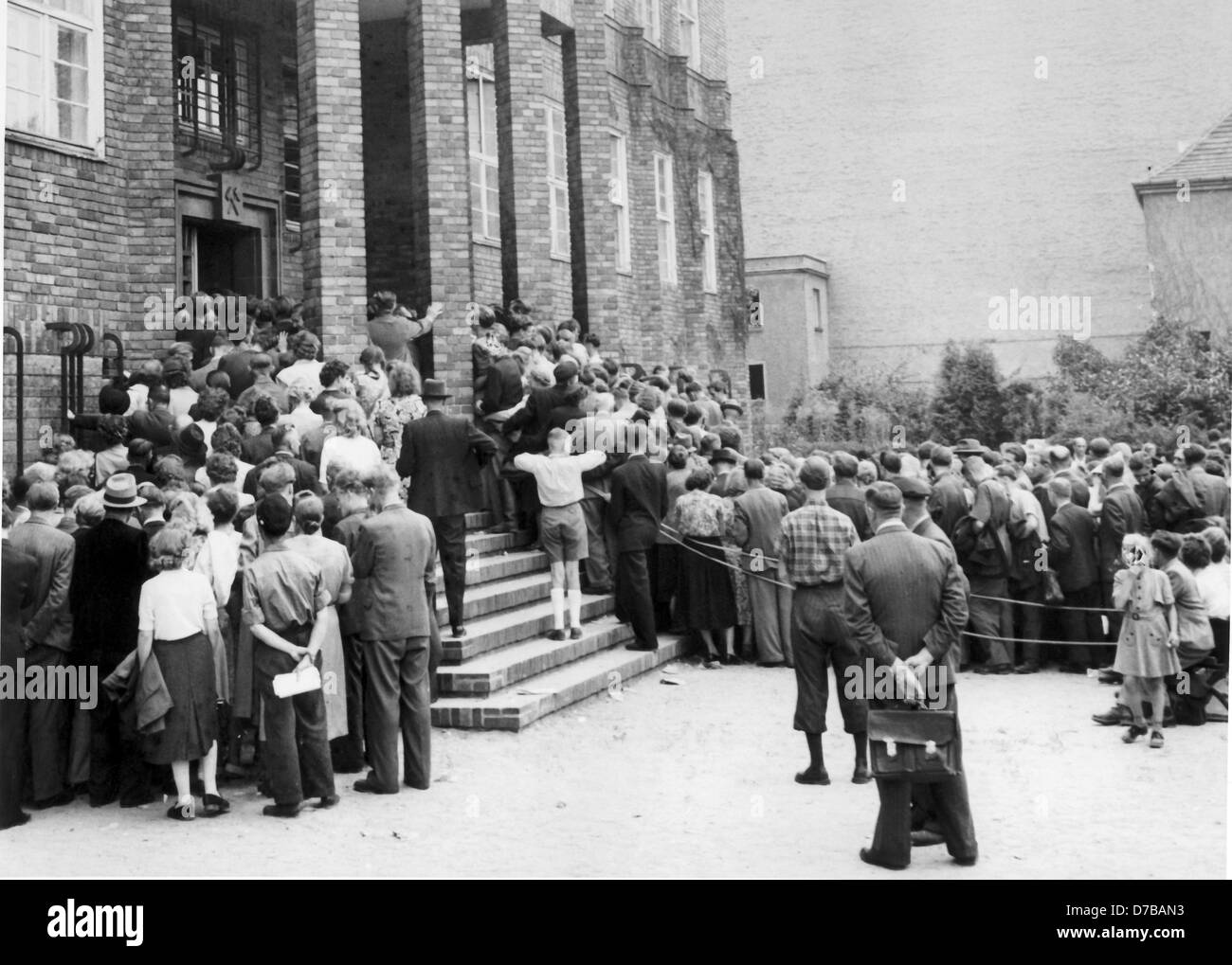 Flüchtlinge aus der sowjetischen Besatzungszone, die die Notaufnahme Verfahren hinter sich haben, warten jetzt auf ihrer Flucht in die Bundesrepublik Deutschland auf dem Flughafen Tempelhof in Berlin. Bild vom Januar 1953. Stockfoto