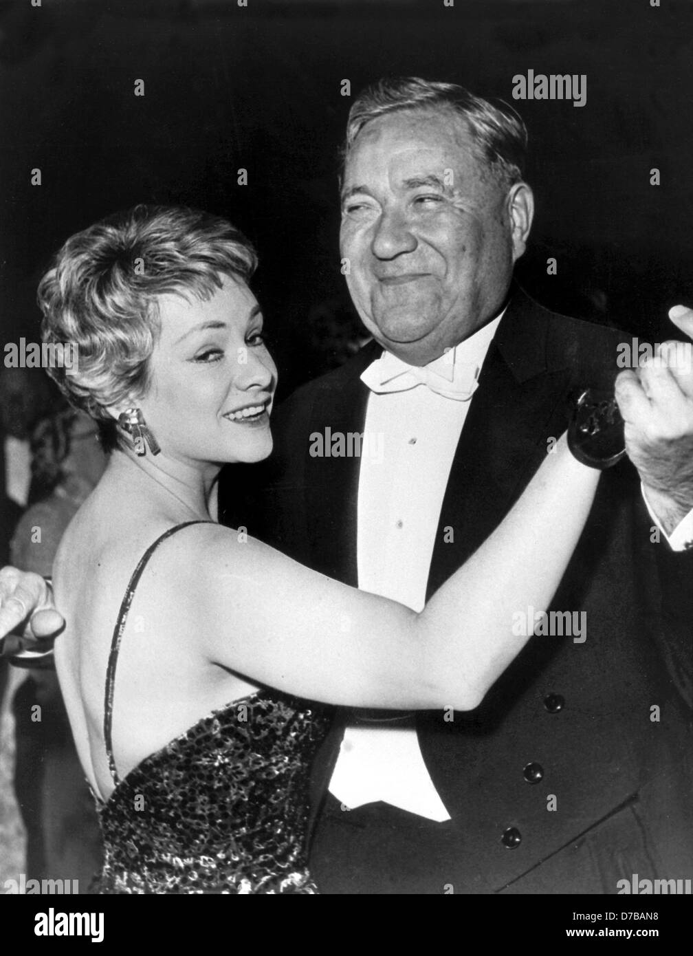 Vizepräsident des Bundestages Carlo Schmid (SPD) Tänze mit der Schauspielerin Ruth Leuwerik am 7. November 1959 auf dem Eidgenössischen Medien-Ball im Jahr 1959. Stockfoto