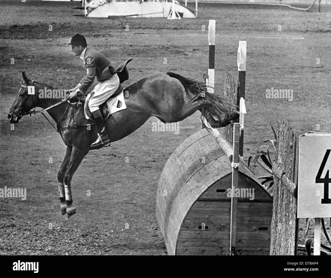 Springreiter Hans Günter Winkler auf seiner Stute "Halla" während der Olympischen Spiele in Stockholm. Im Jahr 1956 wurde er Olympiasieger am 17. Juni. Winkler wird 80 am 24. Juli 2006. Stockfoto