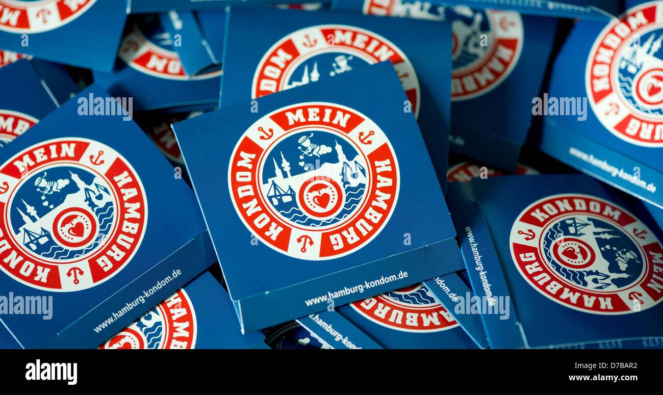 Kondome mit Logo und Schriftzug präsentierte "Mein Hamburg Kondom" auf einer Pressekonferenz der Deutschen AIDS-Hilfe Organisation Aids-Hilfe Hamburg e.V. in Hamburg, Deutschland, 3. Mai 2013. Das Kondom, das Aids-Hilfe Hamburg e.v. erstellt wurde wird das Bewusstsein für sexuell übertragbare Krankheiten und Prävention fördern. Foto: SVEN HOPPE Stockfoto
