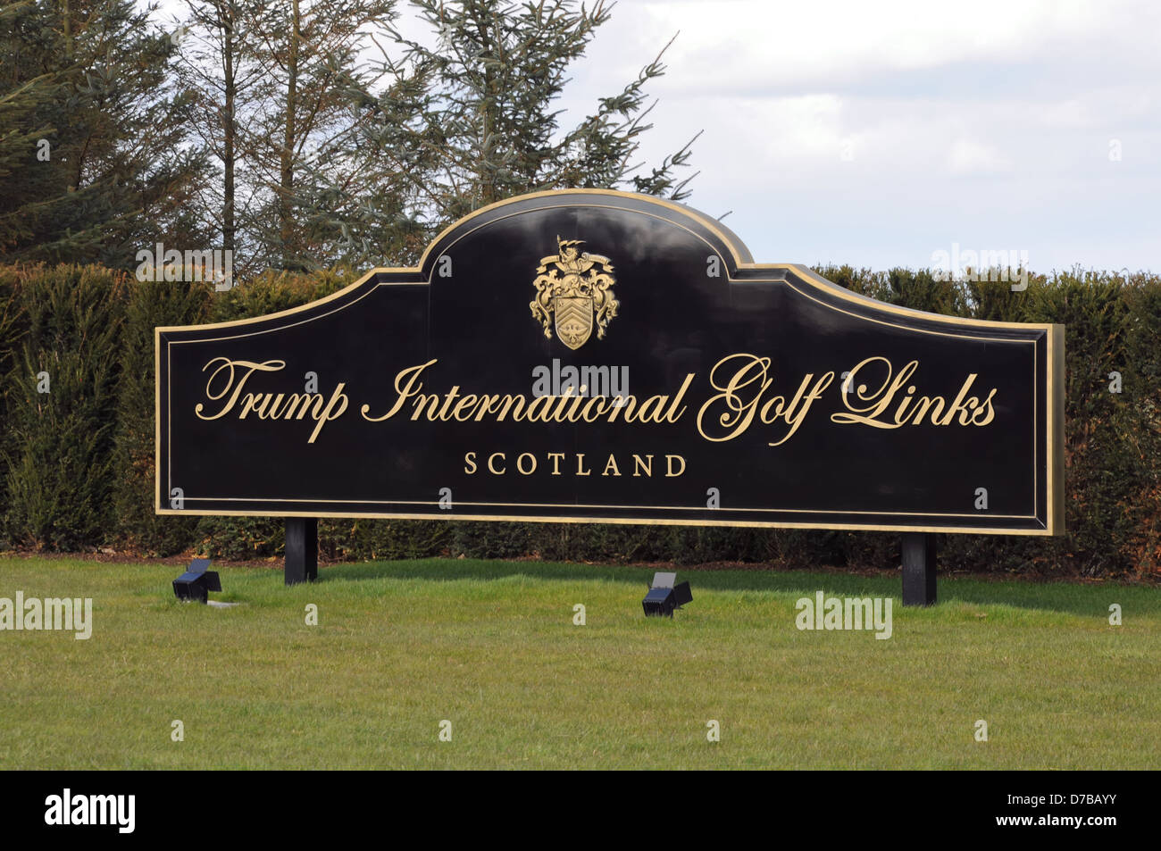 Eine dekorative Uhr markiert den Eingang zum Golfplatz Donald Trump in Aberdeenshire, Schottland. Stockfoto