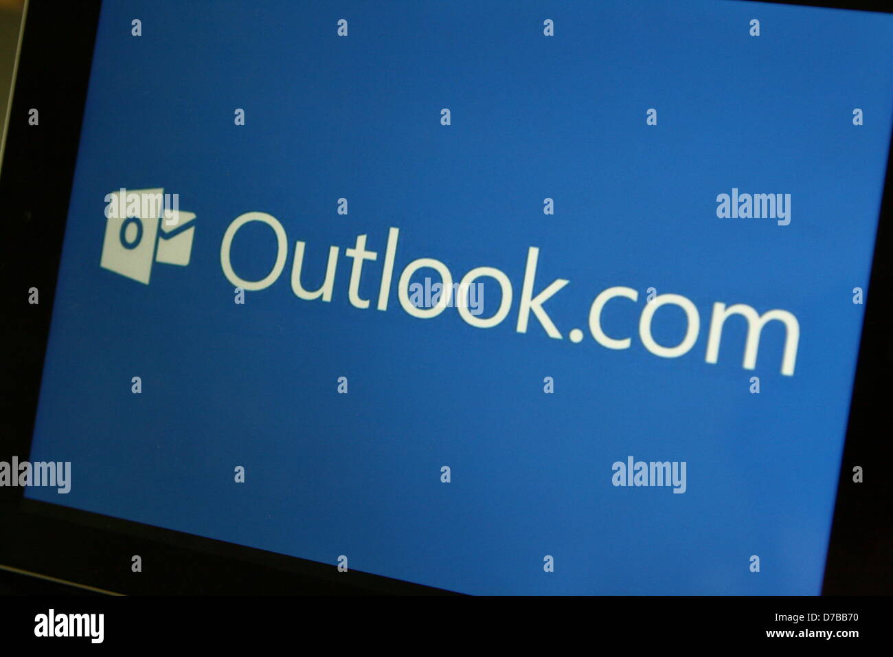 Das Logo von der persönlichen Informationsmanager Outlook ist sichtbar auf einem Tabletcomputer in Berlin, Deutschland, 3. Mai 2013. Software Firma Microsoft Annouced am Freitag, die etwa 400 Millionen aktive Nutzer derzeit auf Outlook.com, registriert sind 125 Millionen von ihnen nutzen es über Smartphones und Tablets. Foto: Steffen Trumpf Stockfoto