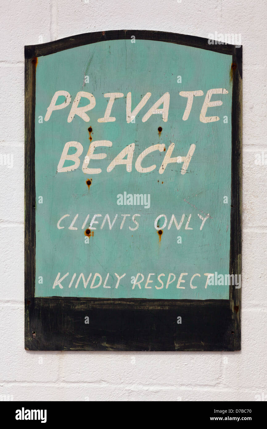 Eine alte verwitterte Holzschild für einen privaten Strand Stockfoto