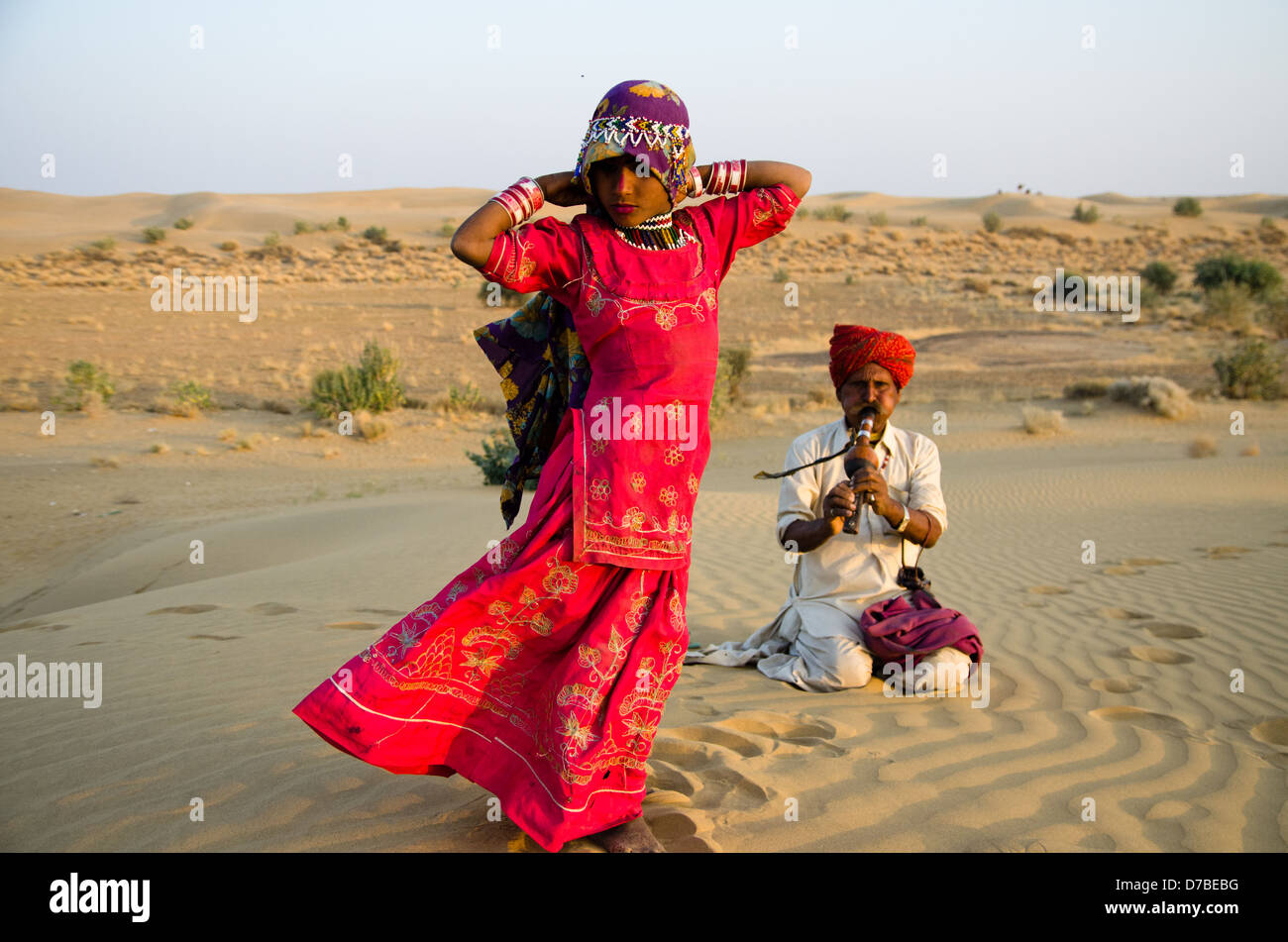RAJASTHAN, Indien – 11 Januar: junges Mädchen und Musiker für Touristen am 11 Januar 2013 in der Wüste außerhalb Jaisalmer durchführen. Stockfoto