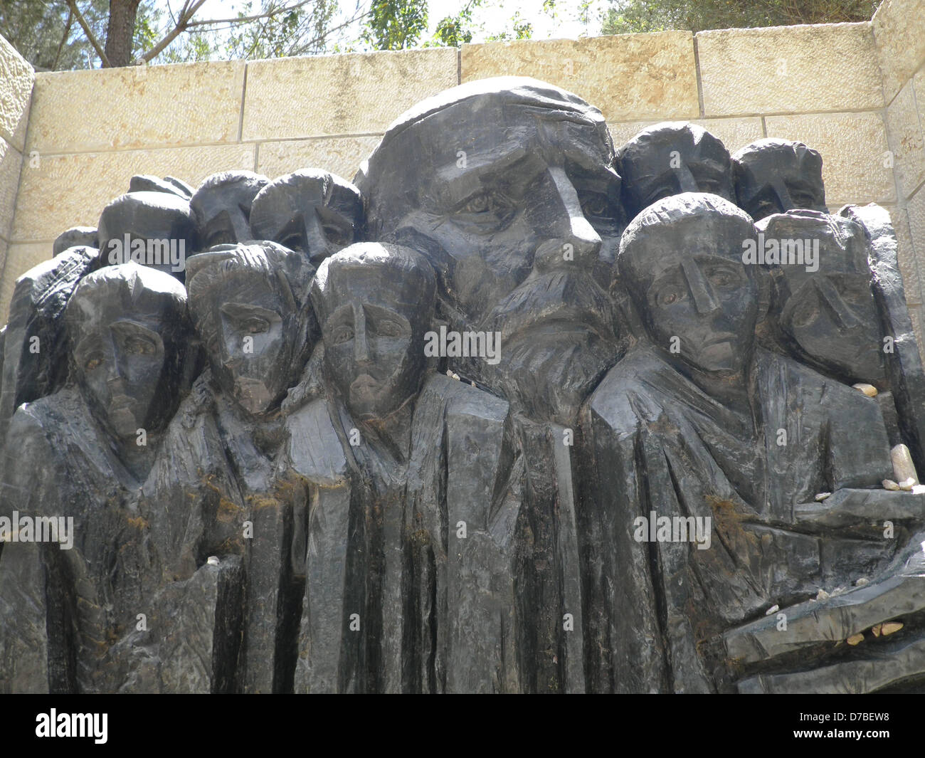Statue des polnischen Korzack und seinen Kindern in Yad Vashem Holocaust History Museum in Jerusalem Stockfoto