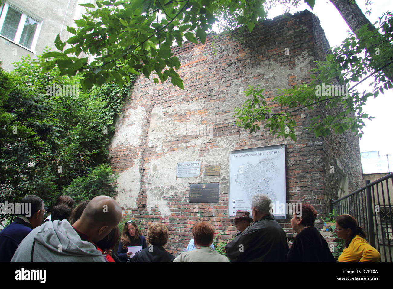 Israelis Besuch der restlichen Wand des jüdischen Ghettos in Polen Warschau Stockfoto