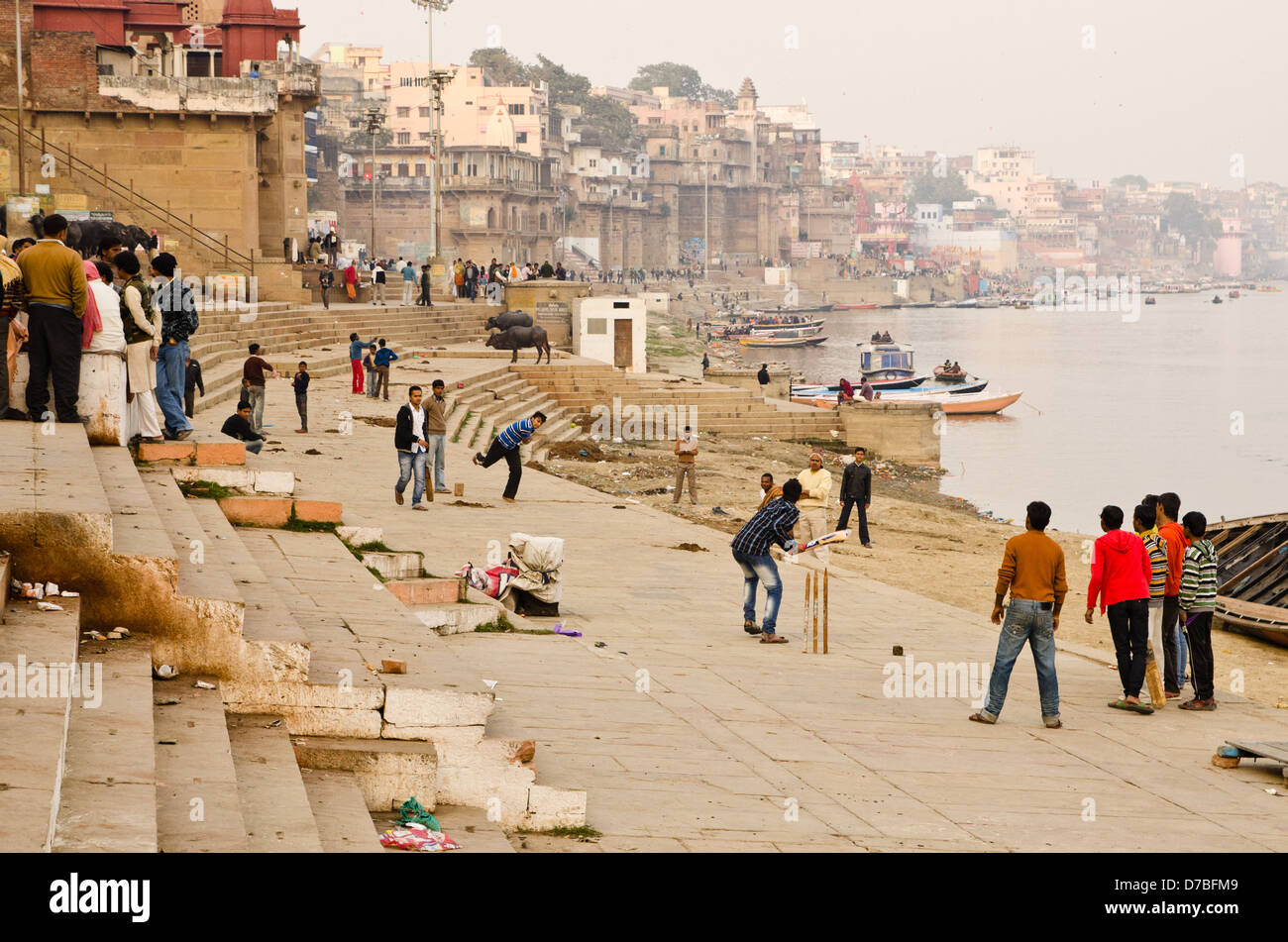 VARANASI, Indien – 27 Januar: einheimische spielen Cricket entlang der Ghats am 27. Januar 2013 in Varanasi. Stockfoto