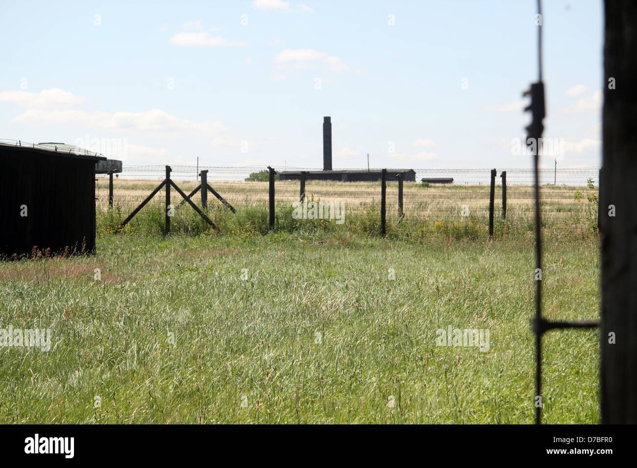 Das Krematorium im Vernichtungslager Majdanek wird von allen Baracken des Lagers gesehen. Stockfoto