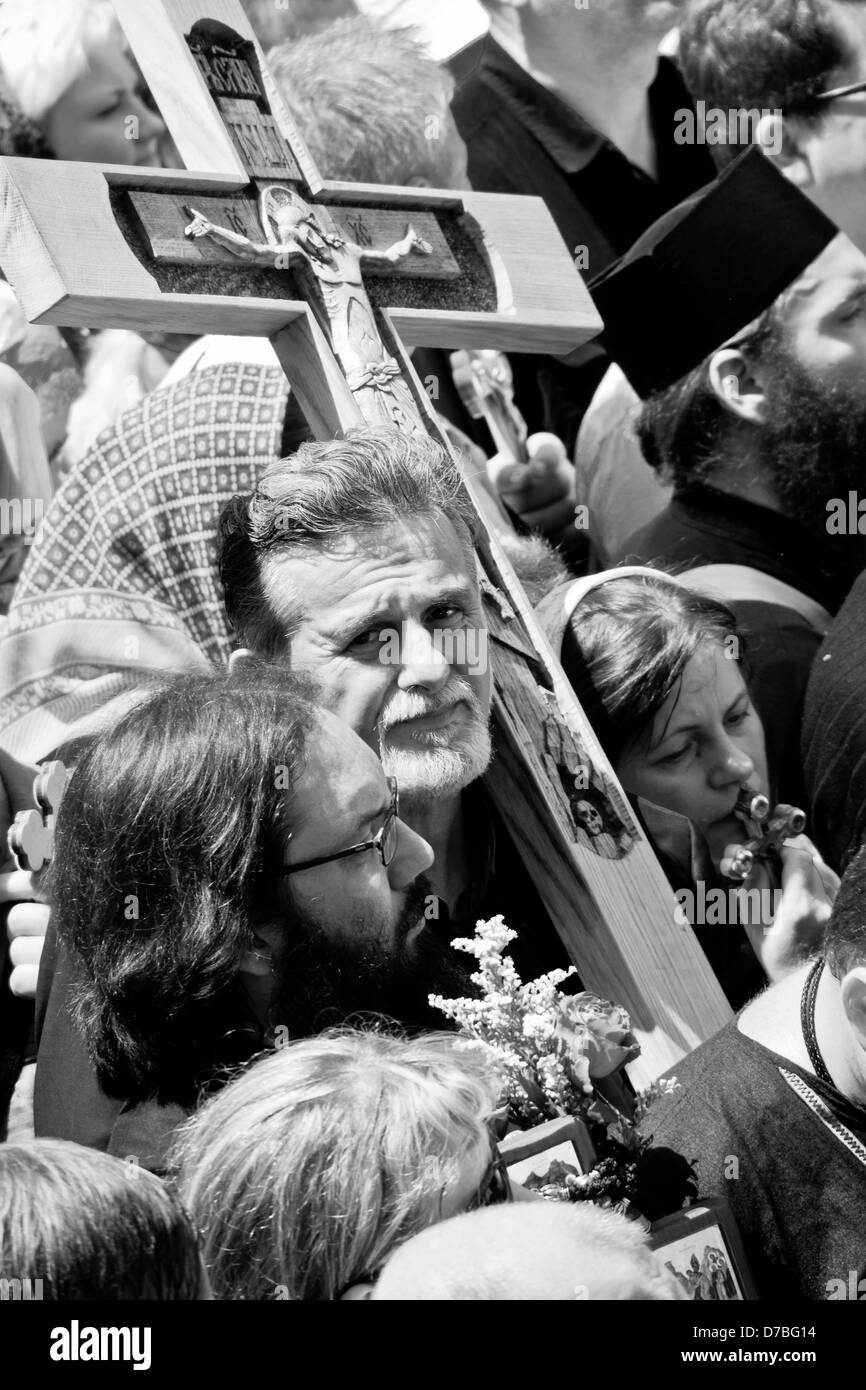 Jerusalem, Israel. 3. Mai 2013. Christliche Gläubige warten, die Kirche des Heiligen Grabes einzugeben, wie Polizei versuchen, den Fluss zu regulieren und Überfüllung zu vermeiden. Jerusalem, Israel. 3. Mai 2013.  Tausende von östliche orthodoxe Christen nehmen an Crucessions entlang der Via Dolorosa, Rückverfolgung der letzten Schritte von Jesus am Heiligen und großen Freitag, vorhergehenden Ostern Teil. Emotionen Höhepunkt auf Annäherung an die Kirche des Heiligen Grabes. Bildnachweis: Nir Alon / Alamy Live News Stockfoto