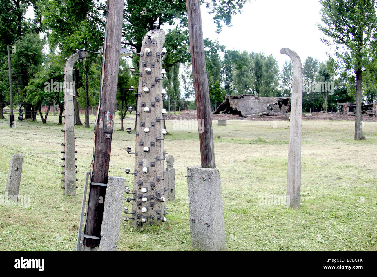 Stacheldraht kabelgebundene Elektrozaun umgeben Gaskammern Krematorium Auschwitz-Birkenau KZ in Polen Stockfoto