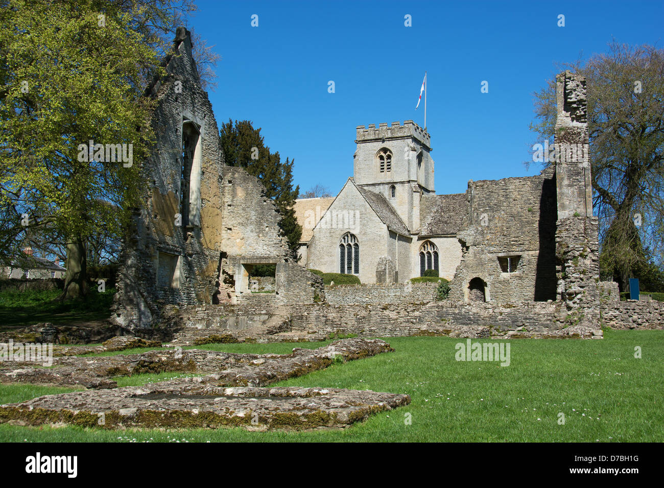 OXFORDSHIRE, VEREINIGTES KÖNIGREICH. Pfarrkirche St. Kenelm und die Ruinen der Minster Lovell Hall in der Nähe von Witney. 2013. Stockfoto