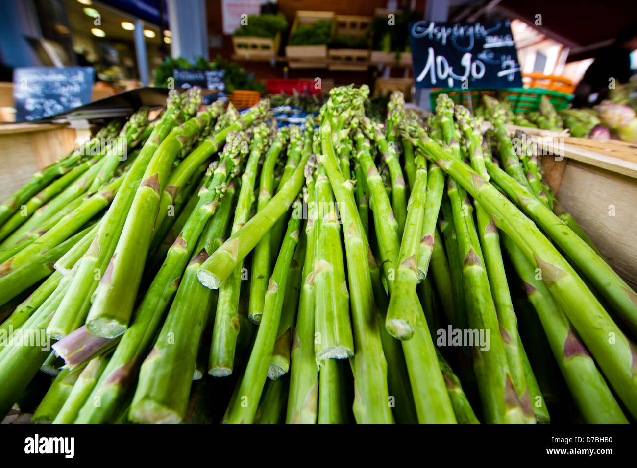 Frischer Spargel ergibt sich auf dem Markt von Toulouse, Weitwinkel-Objektiv Stockfoto